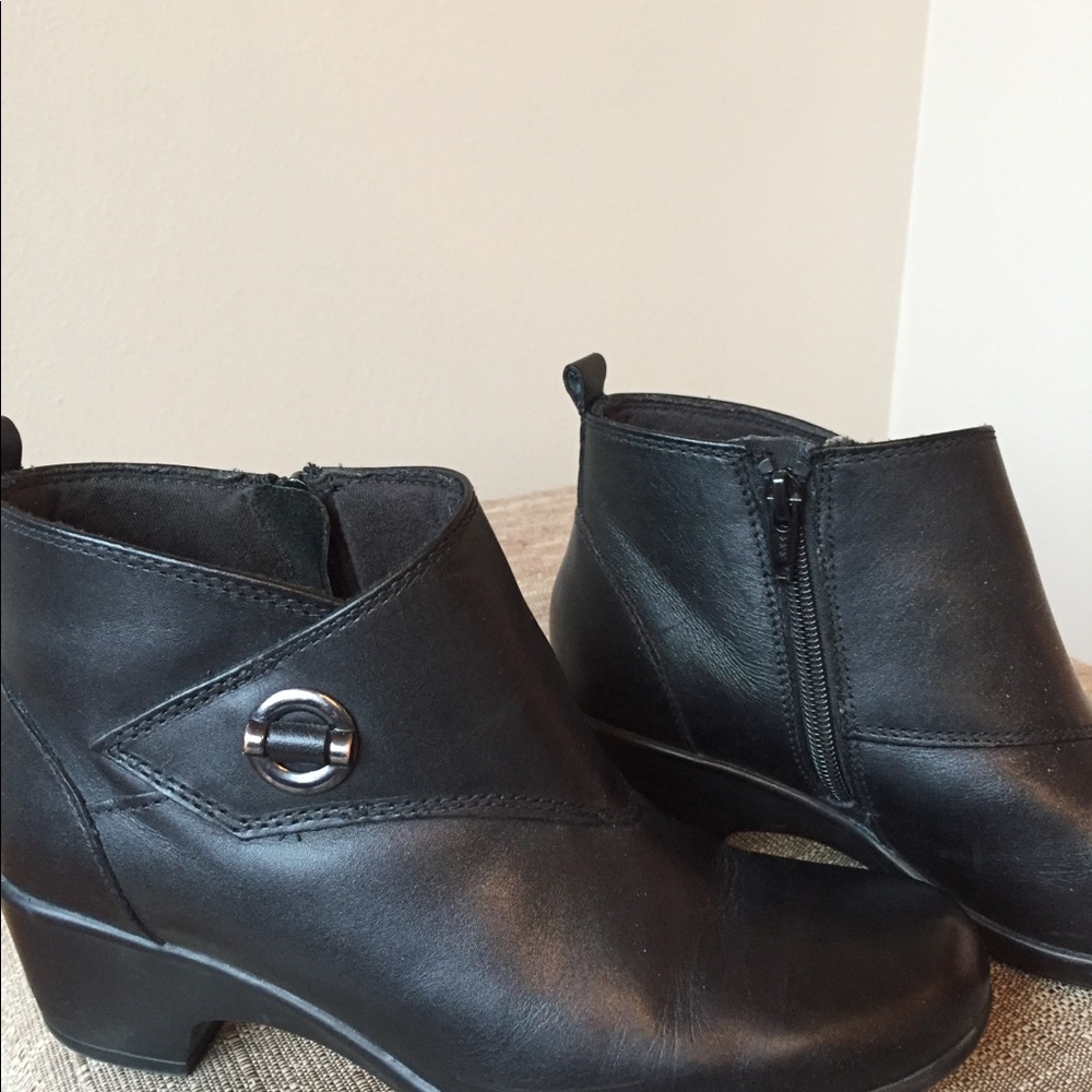 Clark’s black booties size 6